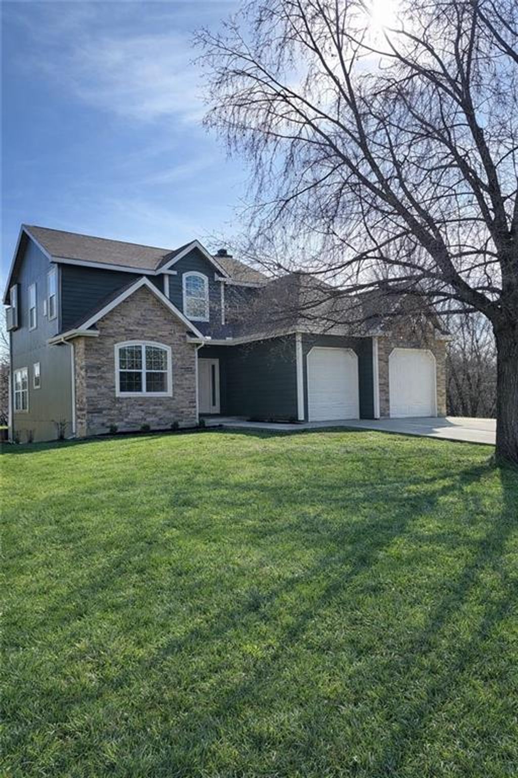 Photo of 121 Hillside Drive, Baldwin City, KS 66006 (MLS # 2607487)