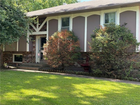 Photo of 1404 NW Sandalwood Court, Blue Springs, MO 64015 (MLS # 2623025)