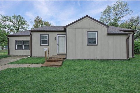 912 VEST Drive Warrensburg MO 64093