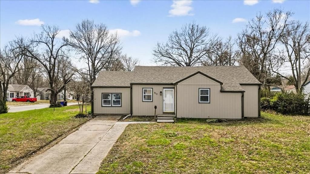 Photo of 912 VEST Drive, Warrensburg, MO 64093 (MLS # 2608384)