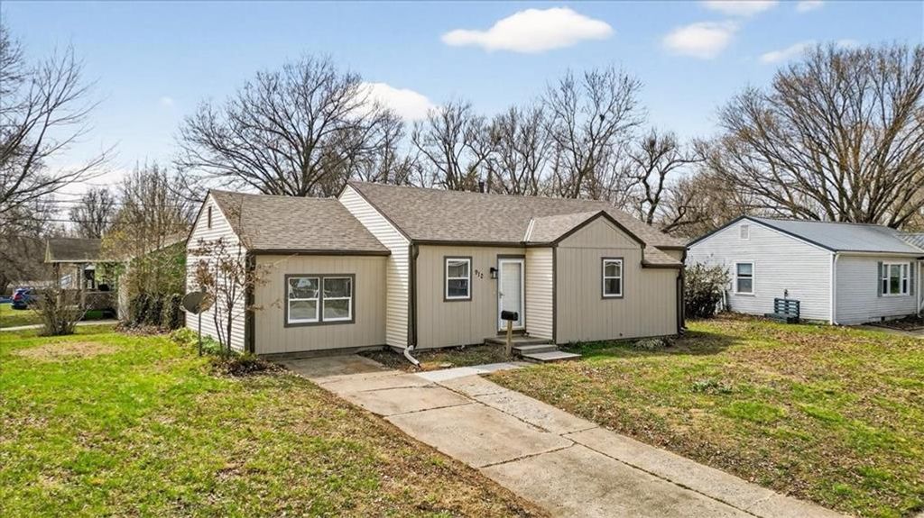 Photo of 912 VEST Drive, Warrensburg, MO 64093 (MLS # 2608384)