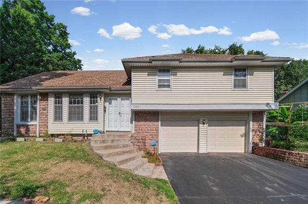 10530 WEDD ST, OVERLAND PARK, KS 66212 - Image b2b0e23614aaef4784de3c84f0dbc89c/602339678