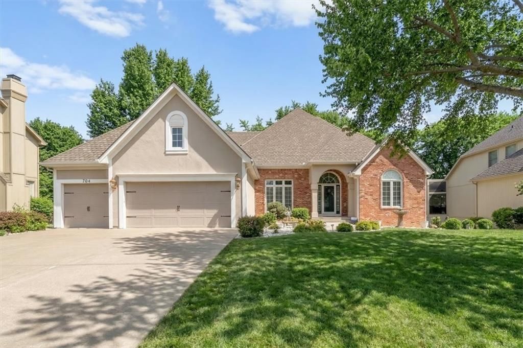 Photo of 704 NE Ashmont Place, Lees Summit, MO 64064 (MLS # 2606777)