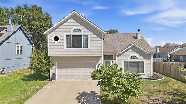 1221 SE MERIDIAN DR, LEES SUMMIT, MO 64081 - Image b2e5cb6c49fac986acb94c55bda4ecc6/421192987