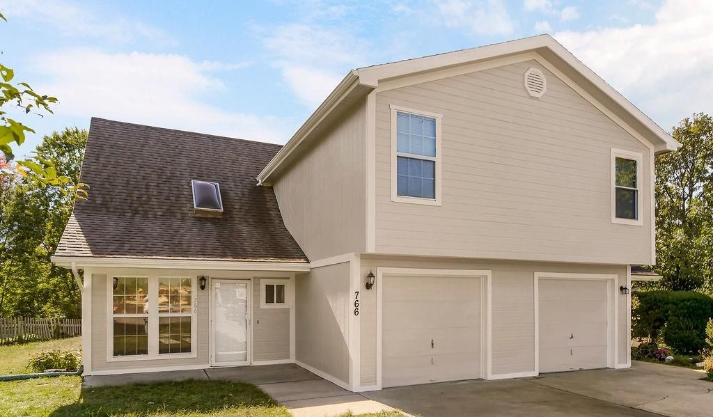 Photo of 766 Spring Circle, Liberty, MO 64068 (MLS # 2581814)