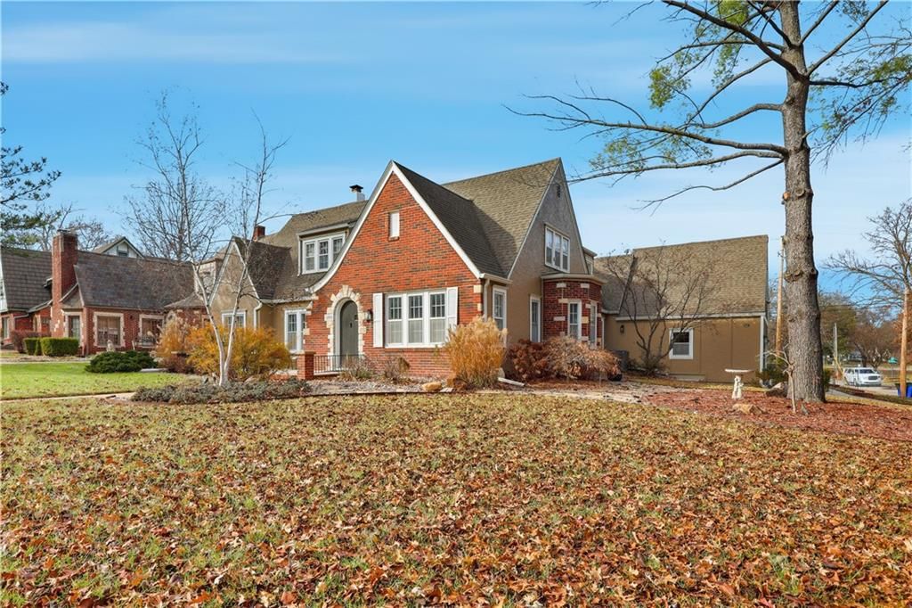 Photo of 1303 Pembroke Lane, Topeka, KS 66604 (MLS # 2598819)