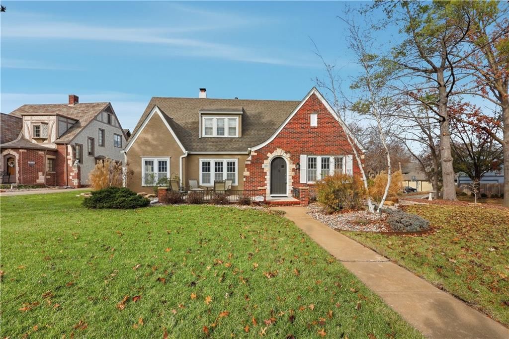 Photo of 1303 Pembroke Lane, Topeka, KS 66604 (MLS # 2598819)