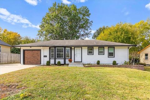 Photo of 13508 Belmeade Avenue, Grandview, MO 64030 (MLS # 2584334)