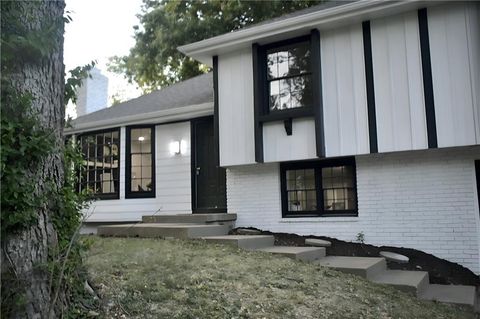Photo of 1212 SE Briarcroft Street, Lees Summit, MO 64063 (MLS # 2582668)