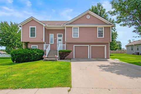 Photo of 2338 NE Overbrook Drive, Blue Springs, MO 64029 (MLS # 2636547)