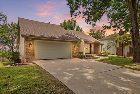 Photo of 12815 CHERRY Street, Kansas City, MO 64145 (MLS # 2627339)