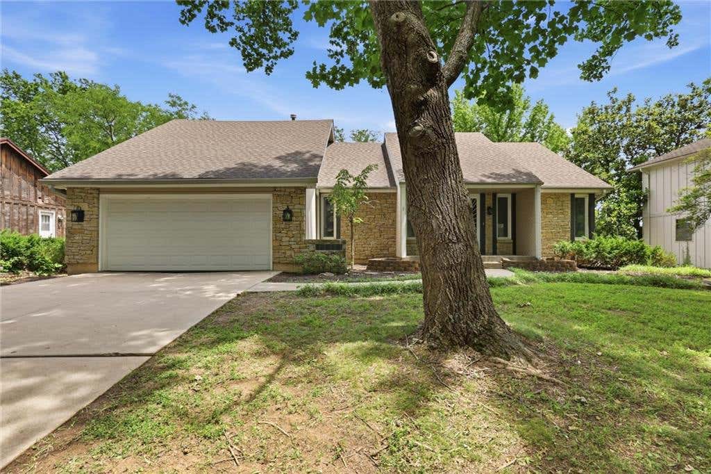 Photo of 12815 CHERRY Street, Kansas City, MO 64145 (MLS # 2627339)