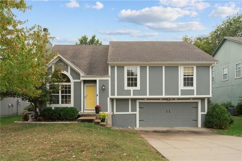 Photo of 571 W Northview Street, Olathe, KS 66061 (MLS # 2581831) Photo of 571 W Northview Street, Olathe, KS 66061 (MLS # 2581831)