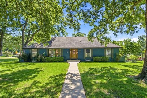 Photo of 9501 Canterbury Street, Overland Park, KS 66206 (MLS # 2626209)