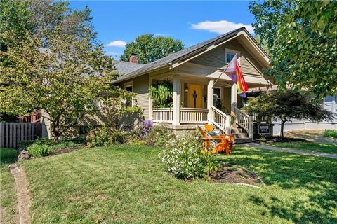 Photo of 7228 Grand Avenue, Kansas City, MO 64114 (MLS # 2579011)