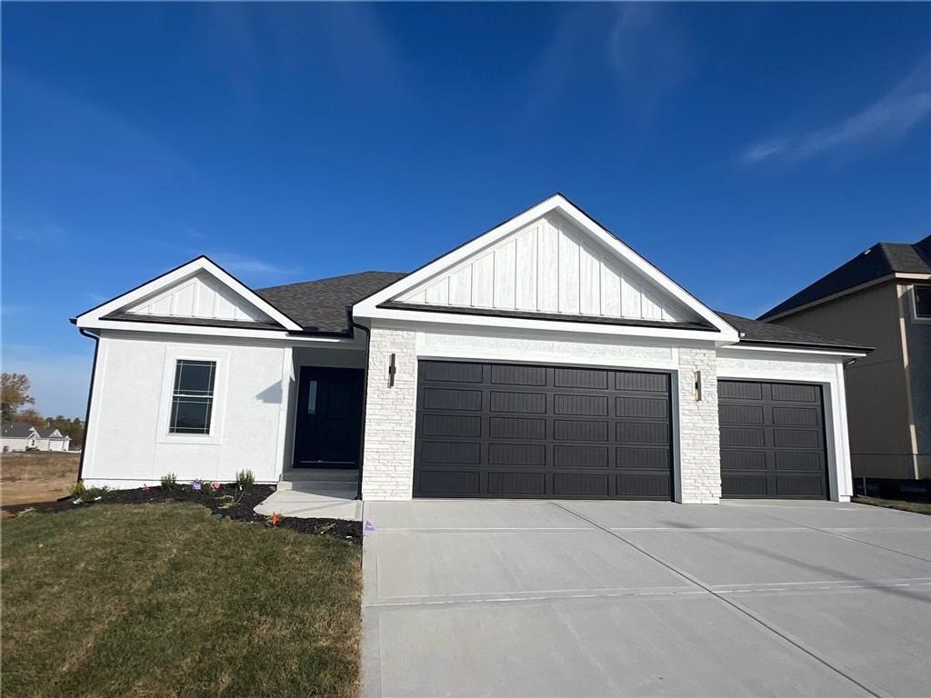Photo of 2185 Heritage Circle, Liberty, MO 64068 (MLS # 2533298)