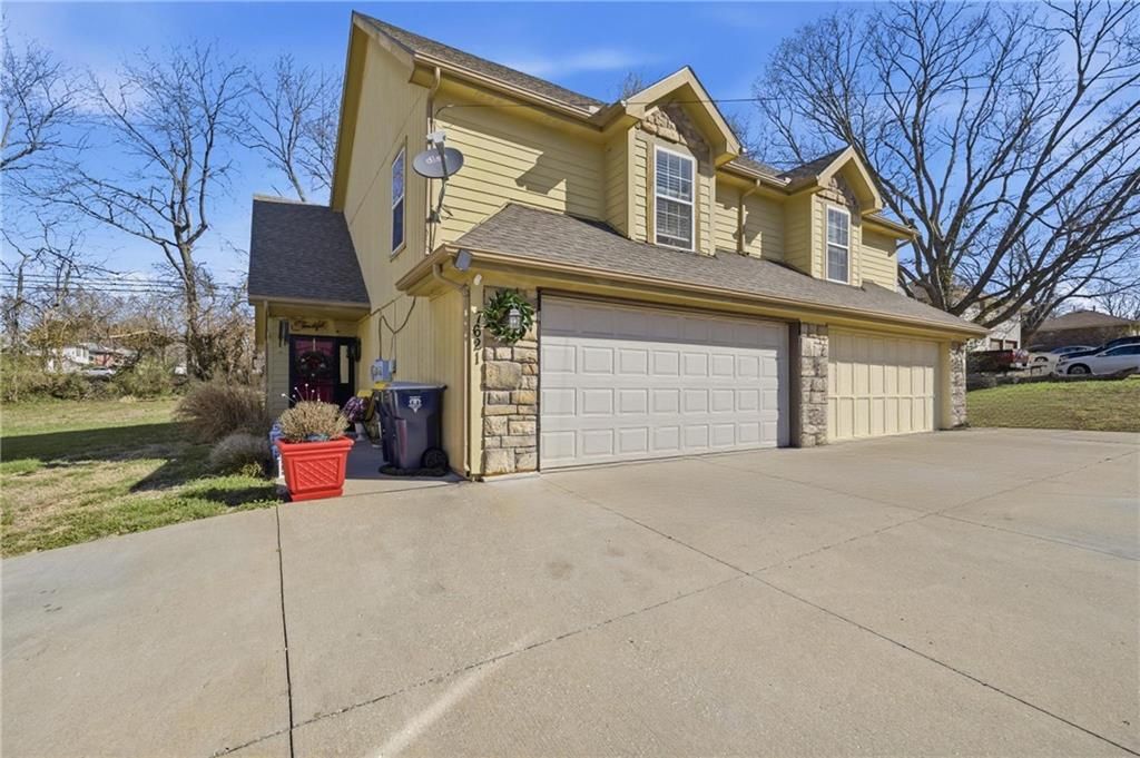 Photo of 7621 E Bannister Road, Kansas City, MO 64134 (MLS # 2607073)