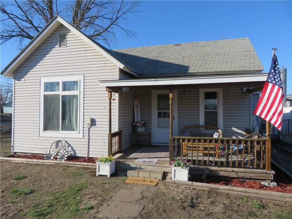Photo of 108 W Lake Street, McLouth, KS 66054 (MLS # 2607687)