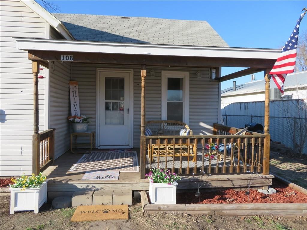 Photo of 108 W Lake Street, McLouth, KS 66054 (MLS # 2607687)
