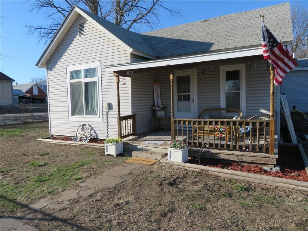 Photo of 108 W Lake Street, McLouth, KS 66054 (MLS # 2607687)