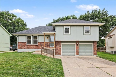 Photo of 605 SE Westwind Drive, Lees Summit, MO 64063 (MLS # 2630536)