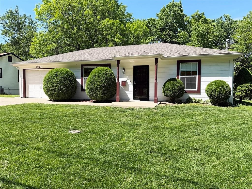 Photo of 1024 E Gudgell Avenue, Independence, MO 64055 (MLS # 2618570)