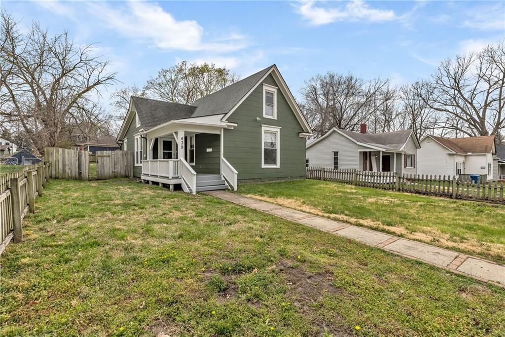 Photo of 439 Ford Street, Liberty, MO 64068 (MLS # 2613620)