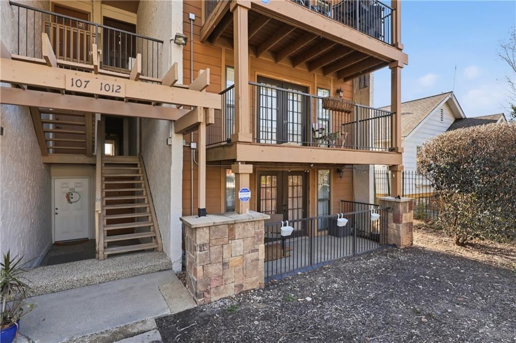 Photo of 4727 Jarboe Street #102, Kansas City, MO 64112 (MLS # 2608399)