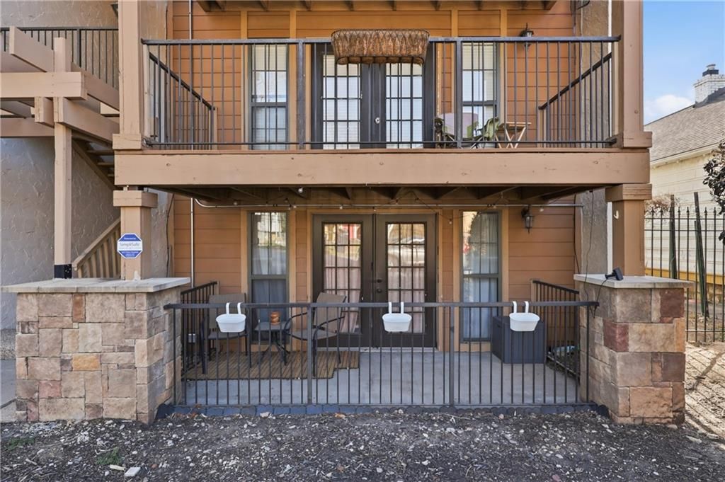 Photo of 4727 Jarboe Street #102, Kansas City, MO 64112 (MLS # 2608399)