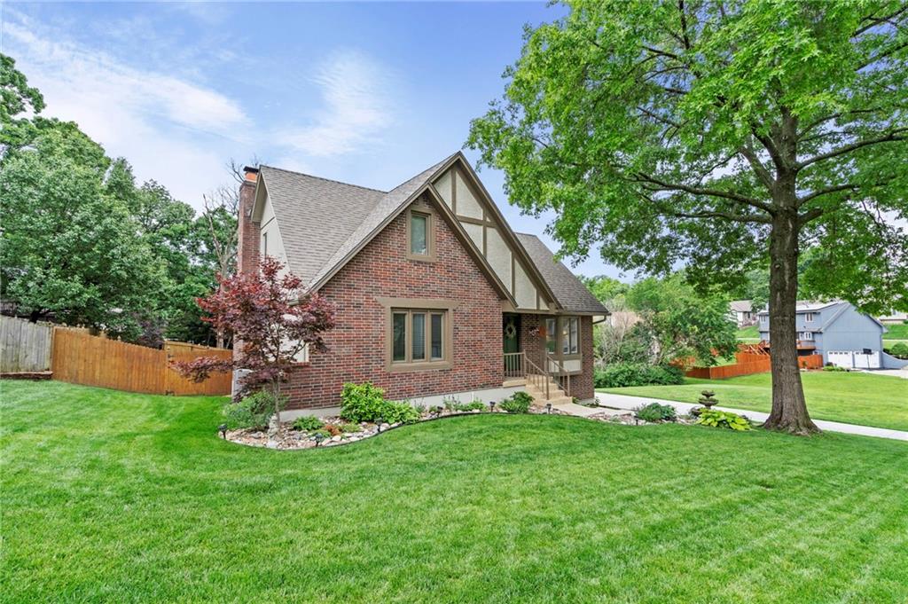 Photo of 2108 SW Brookshire Drive, Blue Springs, MO 64015 (MLS # 2622912)