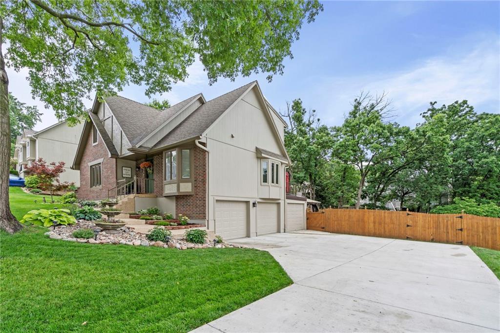 Photo of 2108 SW Brookshire Drive, Blue Springs, MO 64015 (MLS # 2622912)