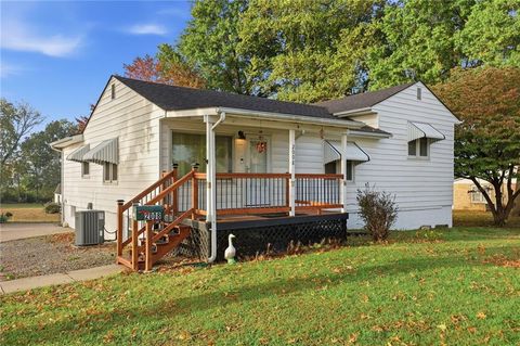 Photo of 2008 S Osage Street, Independence, MO 64055 (MLS # 2584000)