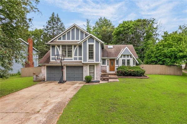 8216 NW DELTA DR, KANSAS CITY, MO 64151 - Image b5b3ac5c7bd5f494b0b46eb69b76e71e/4195986296