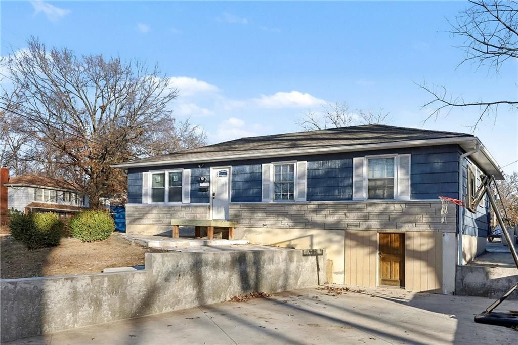 Photo of 7301 Myrtle Avenue, Kansas City, MO 64132 (MLS # 2592443)