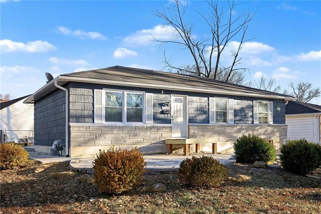 Photo of 7301 Myrtle Avenue, Kansas City, MO 64132 (MLS # 2592443)