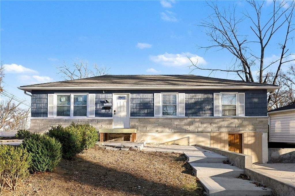 Photo of 7301 Myrtle Avenue, Kansas City, MO 64132 (MLS # 2592443)