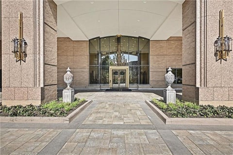 Photo of 400 W 49th Terrace #2052, Kansas City, MO 64112 (MLS # 2646987)