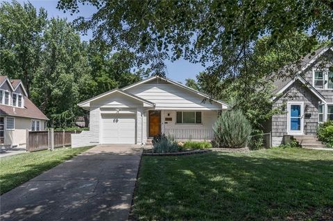Photo of 8239 WARD PARKWAY Plaza, Kansas City, MO 64114 (MLS # 2631157)