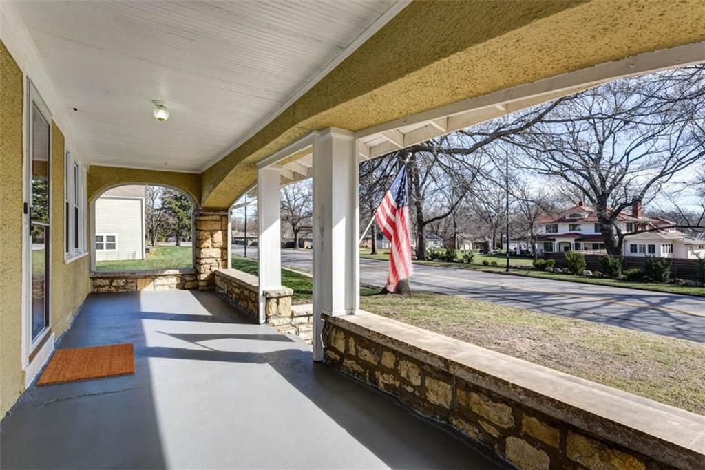 Photo of 6914 Metcalf Avenue, Overland Park, KS 66204 (MLS # 2608062)
