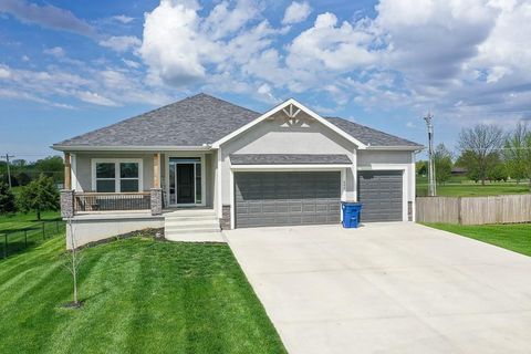 900 N Willow Court Tonganoxie KS 66086