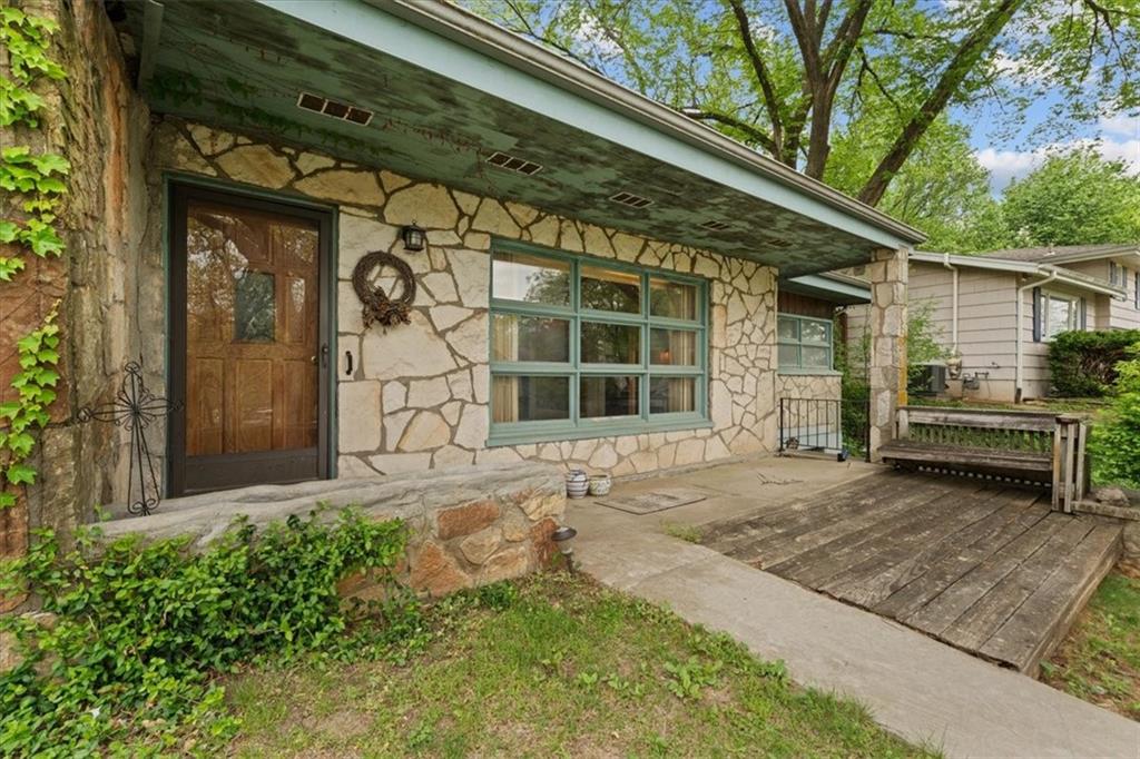 980 NW South Shore Drive