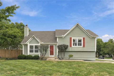 Photo of 824 SE 10th Terrace, Lees Summit, MO 64081 (MLS # 2645158)