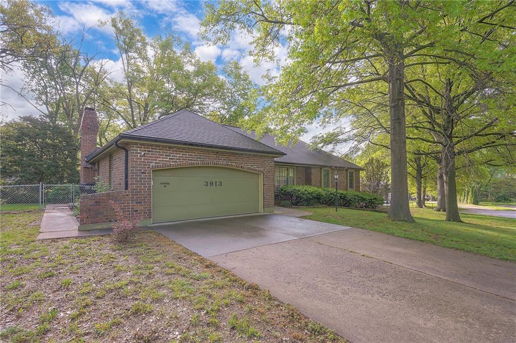 3913 Stonewall Avenue