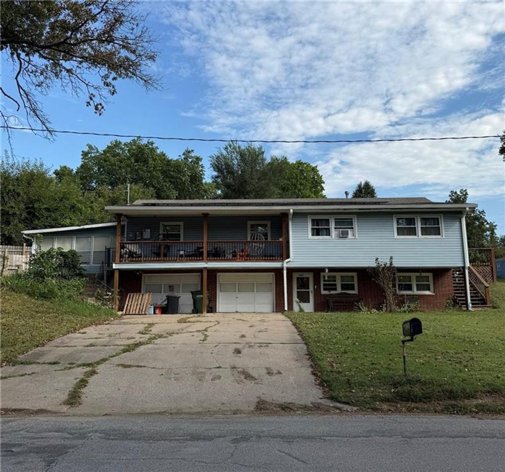 Photo of 1402 Cherokee Street, Leavenworth, KS 66048 (MLS # 2598418)