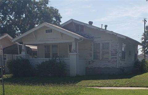 Photo of 1217 W 5th Street, Coffeyville, KS 67337 (MLS # 2581723)