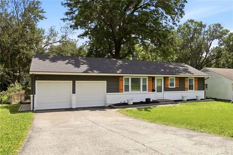 Photo of 6805 E 96th Terrace, Kansas City, MO 64134 (MLS # 2623927)