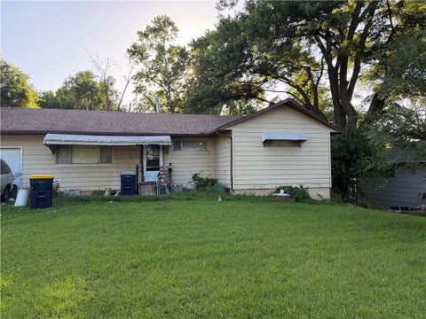 Photo of 8720 Longview Court, Kansas City, MO 64134 (MLS # 2622044)