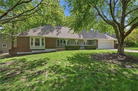 Photo of 600 NE Golfview Drive, Blue Springs, MO 64014 (MLS # 2617117)