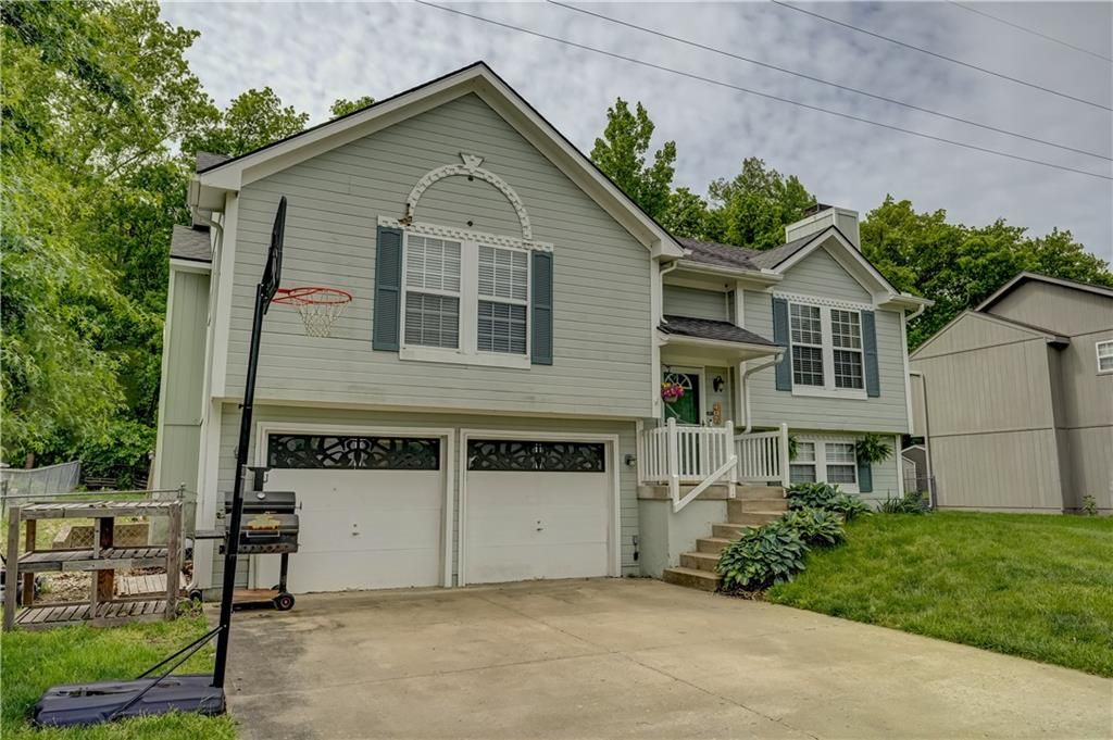 Photo of 407 SW 24th Terrace, Oak Grove, MO 64075 (MLS # 2618520)