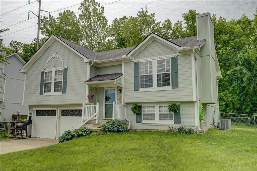 Photo of 407 SW 24th Terrace, Oak Grove, MO 64075 (MLS # 2618520)